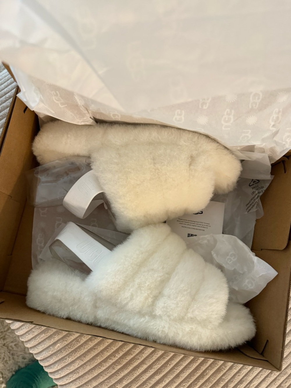 UGG White Fluff Yeah Slide Cozy Sheepskin Slides BRAND NEW - Picture 3 of 3